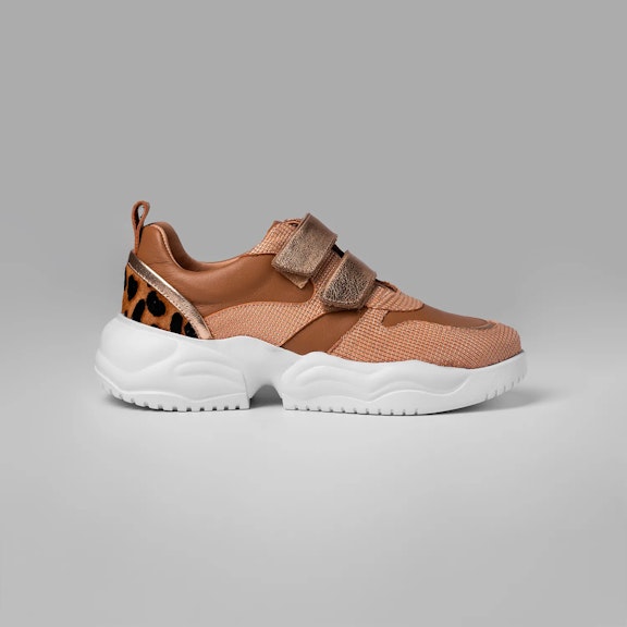 Sneakers Vitti Cafayate. This sneaker model exudes a sense of refined adventure, featuring a supple tan base complemented by This sneaker model exudes a sense of refined adventure, featuring a supple tan base complemented by ...
