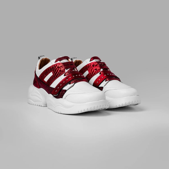 Sneakers Vitti Caviahue. Sneaker made 100% in cowhide leather. Combining the simplicity of white leather with various pieces Sneaker made 100% in cowhide leather. Combining the simplicity of white leather with various pieces ...