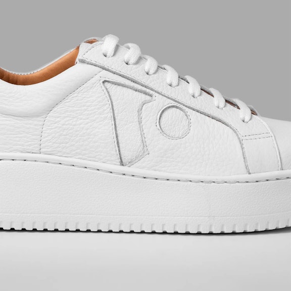 Sneakers Vitti Bariloche. A white sneaker made 100% in cowhide leather. Logo detail on the outer side of the sneaker. Low-cut.A white sneaker made 100% in cowhide leather. Logo detail on the outer side of the sneaker. Low-cut....