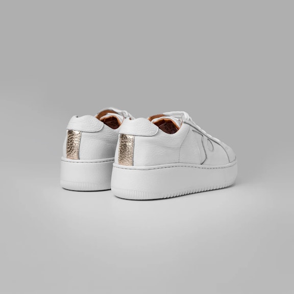 Sneakers Vitti Bariloche. A white sneaker made 100% in cowhide leather. Logo detail on the outer side of the sneaker. Low-cut.A white sneaker made 100% in cowhide leather. Logo detail on the outer side of the sneaker. Low-cut....