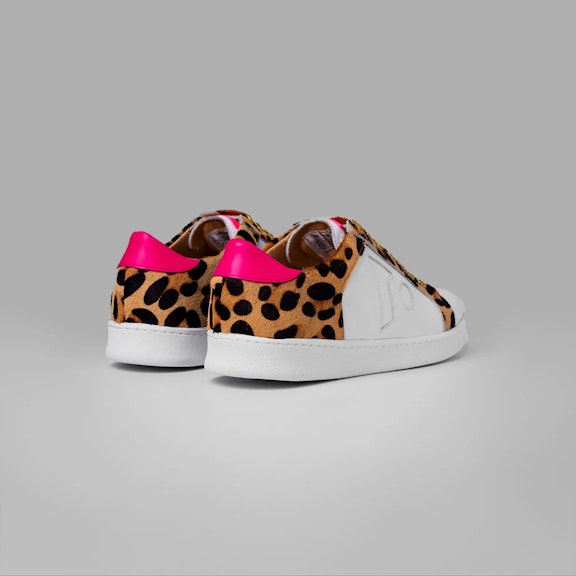 Sneakers Vitti Ushuaia. Sneaker made 100% in cowhide leather. Upper in grained white leather. Laces and heel in animal printSneaker made 100% in cowhide leather. Upper in grained white leather. Laces and heel in animal print...