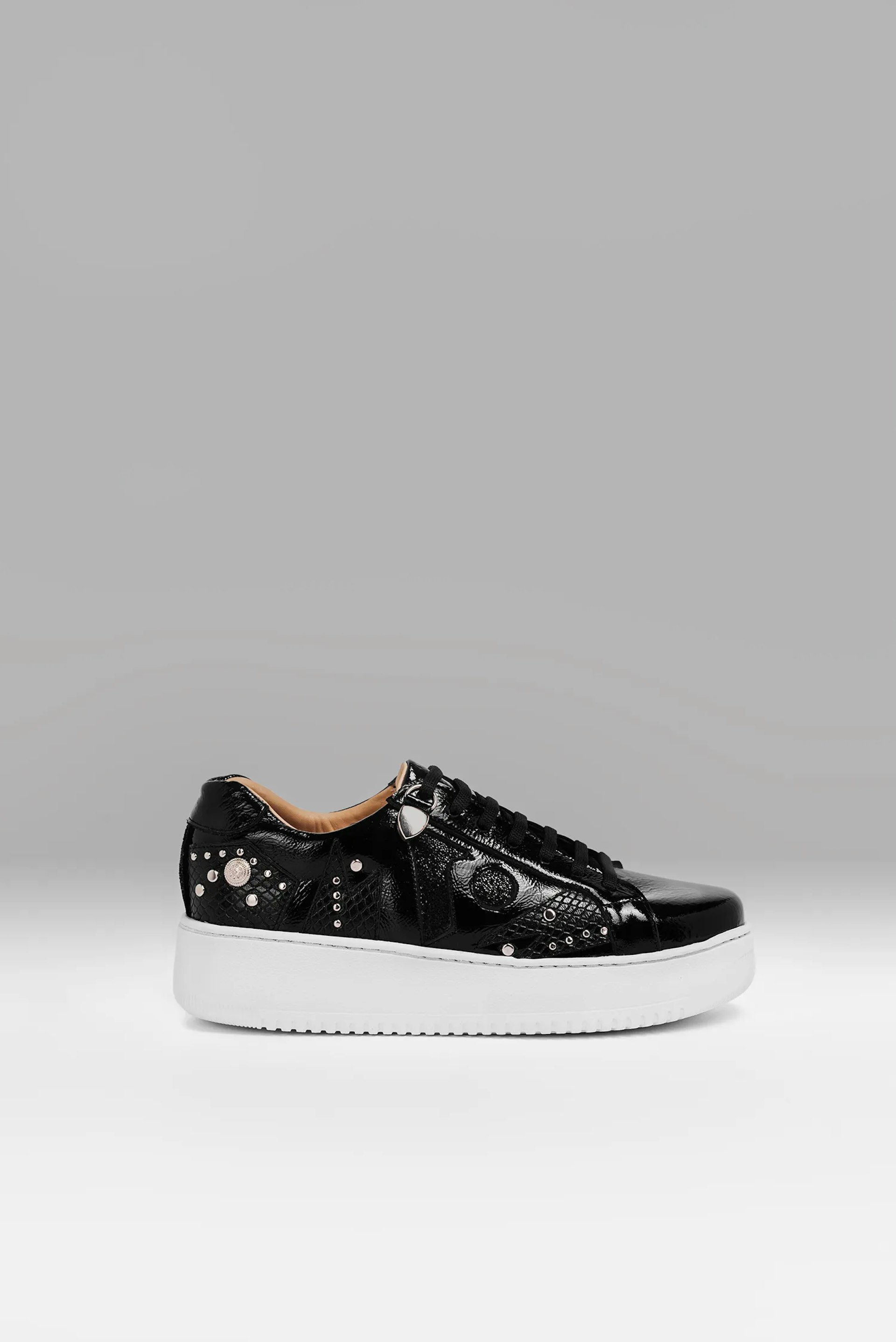 Sneakers Vitti Girona. Sneaker made 100% of leather. Upper in shiny black leather with cutouts in matching textured leatherSneaker made 100% of leather. Upper in shiny black leather with cutouts in matching textured leather...
