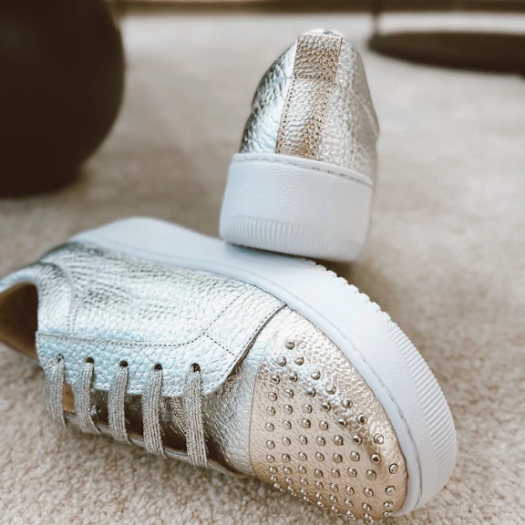Sneakers Vitti Pamplona. Shoe made 100% in leather. Grained leather toe in shiny platinum color. Silver-colored stud detail. Shoe made 100% in leather. Grained leather toe in shiny platinum color. Silver-colored stud detail. ...