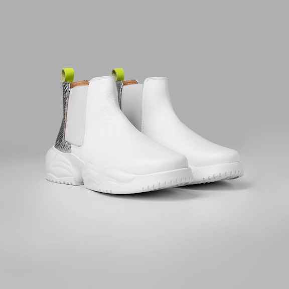Sneakers Vitti Barcelona. Bootie made 100% in cowhide leather. Upper in white grain leather. Heel part in silver anaconda leatBootie made 100% in cowhide leather. Upper in white grain leather. Heel part in silver anaconda leat...