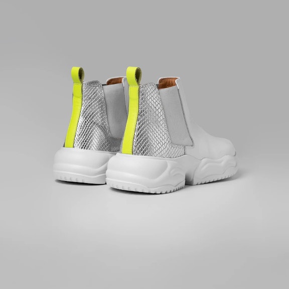 Sneakers Vitti Barcelona. Bootie made 100% in cowhide leather. Upper in white grain leather. Heel part in silver anaconda leatBootie made 100% in cowhide leather. Upper in white grain leather. Heel part in silver anaconda leat...