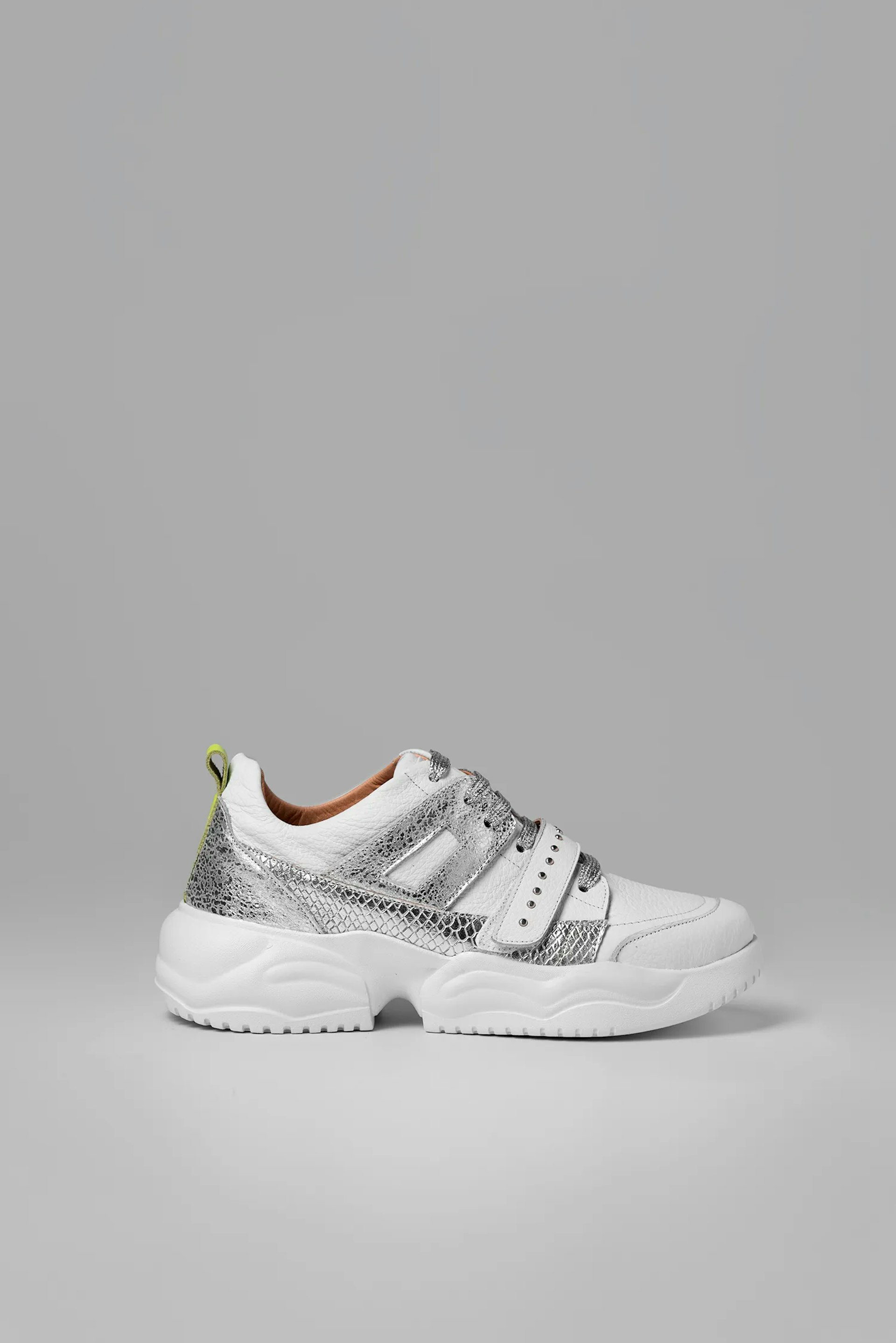 Sneakers Vitti San Rafael. Sneaker in white, made 100% in cowhide leather. Trims and pieces in woven silver leather. DecorativeSneaker in white, made 100% in cowhide leather. Trims and pieces in woven silver leather. Decorative...