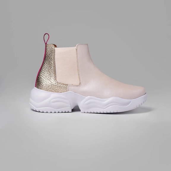 Sneakers Vitti Catamarca. Bootie made 100% in cowhide leather. Upper in pearly skin-colored leather. Heel part in grained platBootie made 100% in cowhide leather. Upper in pearly skin-colored leather. Heel part in grained plat...