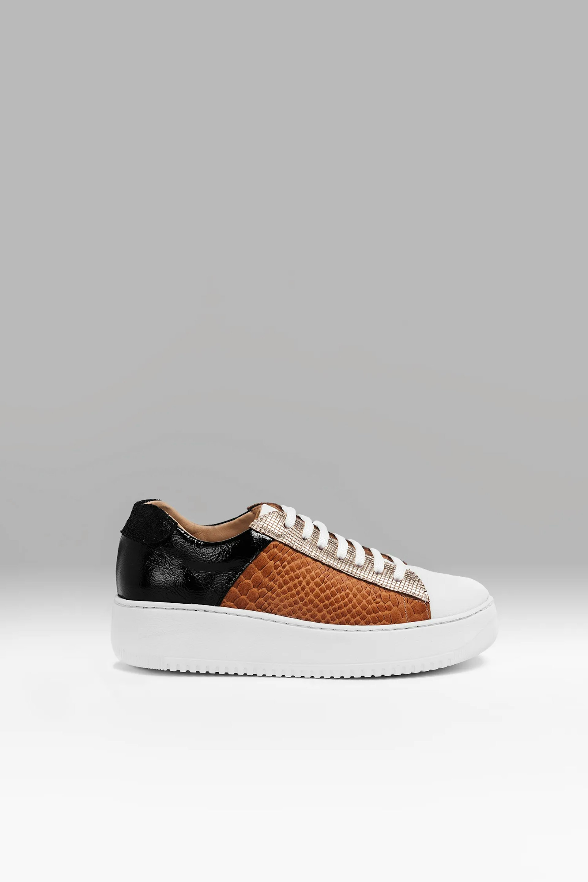 Sneakers Vitti Murcia. Handcrafted low-top sneaker made from high-quality leather, with a design that combines different teHandcrafted low-top sneaker made from high-quality leather, with a design that combines different te...