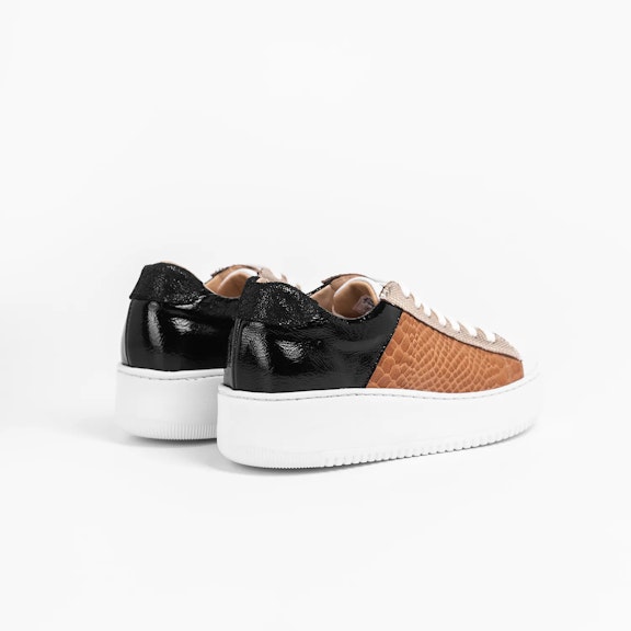 Sneakers Vitti Murcia. Handcrafted low-top sneaker made from high-quality leather, with a design that combines different teHandcrafted low-top sneaker made from high-quality leather, with a design that combines different te...
