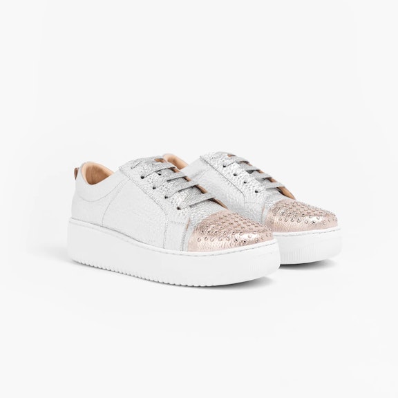 Sneakers Vitti Pamplona. Shoe made 100% in leather. Grained leather toe in shiny platinum color. Silver-colored stud detail. Shoe made 100% in leather. Grained leather toe in shiny platinum color. Silver-colored stud detail. ...