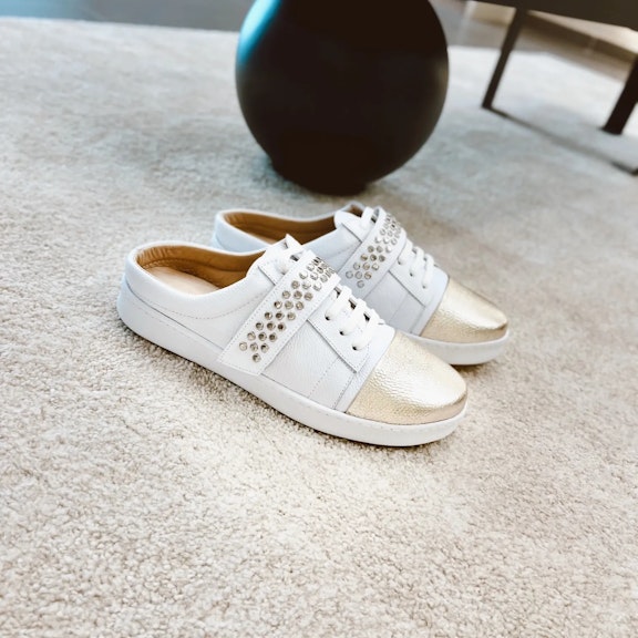 Sneakers Vitti Bilbao. This sneaker reimagines casual footwear with its backless design, showcasing a smooth white leather This sneaker reimagines casual footwear with its backless design, showcasing a smooth white leather ...