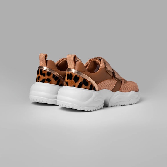 Sneakers Vitti Cafayate. This sneaker model exudes a sense of refined adventure, featuring a supple tan base complemented by This sneaker model exudes a sense of refined adventure, featuring a supple tan base complemented by ...