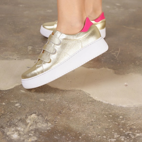 Sneakers Vitti Posadas. Sneaker made 100% in cowhide leather. Grained platinum leather. Detail on the heel in smooth neon fuSneaker made 100% in cowhide leather. Grained platinum leather. Detail on the heel in smooth neon fu...