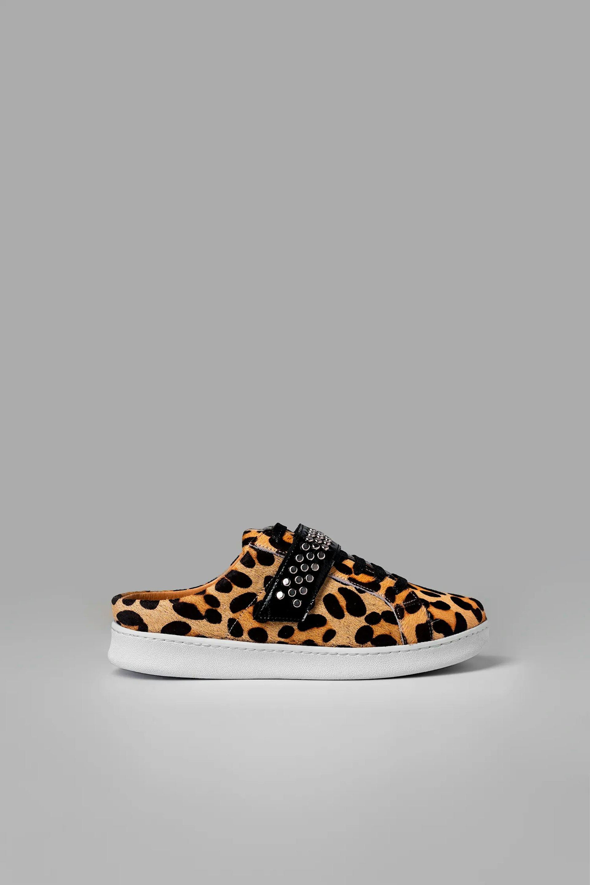 Sneakers Vitti Tandil. Slingback sneaker made 100% in cowhide leather. Entirely in selected animal print fur. Decorative deSlingback sneaker made 100% in cowhide leather. Entirely in selected animal print fur. Decorative de...